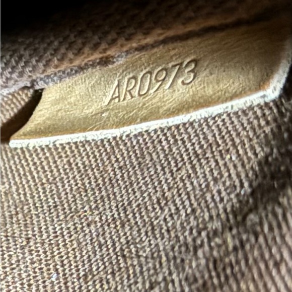 Louis Vuitton Saumur 30 - Picture 6 of 9